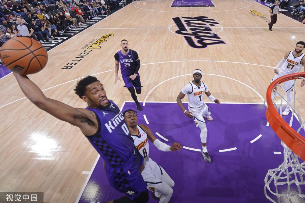 他以一記驚 他以一記驚